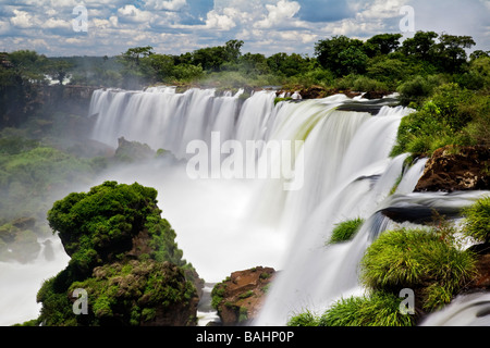 La spettacolare Iguassu Falls si trova in Brasile, Argentina e Paraguay in Sud America. Foto Stock