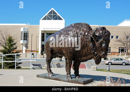 Centro per le arti, costruito nel 1994, sul campus della Università di Buffalo con simbolici buffalo scultura nella parte anteriore Foto Stock