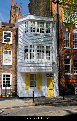 La molla nel villaggio di Hampstead , il pittoresco unico rivestita di legno vecchio Georgian House di n. 5 Chiesa riga , legno giallo porta anteriore Foto Stock