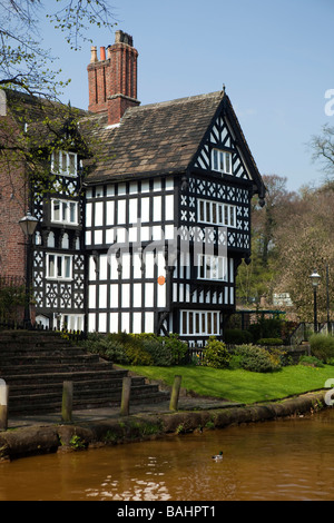 Regno Unito Inghilterra Salford Worsley Casa di pacchetto su Bridgewater Canal Foto Stock