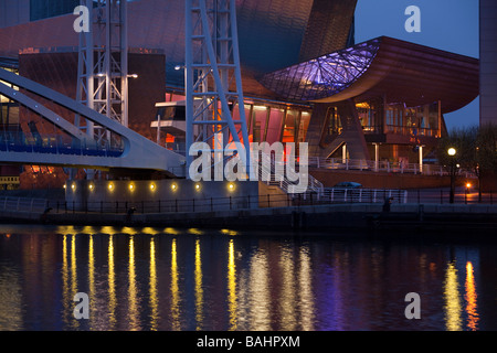 Regno Unito Inghilterra Salford Quays Lowry Centre su Manchester Ship Canal di notte Foto Stock