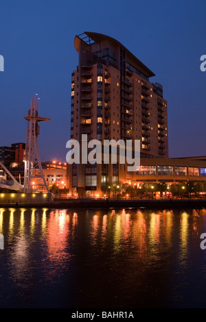 Regno Unito Inghilterra Salford Quays Lowry Centre e punto di sovrano su Manchester Ship Canal di notte Foto Stock