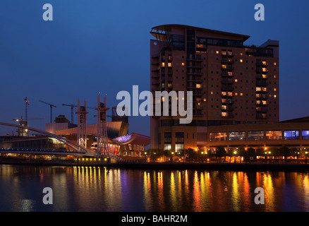 Regno Unito Inghilterra Salford Quays Lowry Centre e punto di sovrano su Manchester Ship Canal di notte Foto Stock