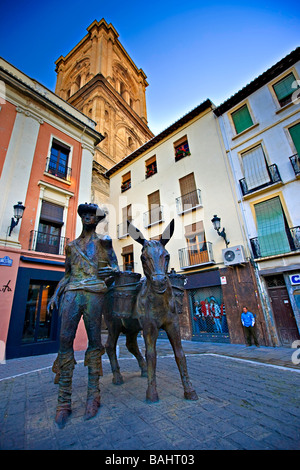 Statua di un uomo e di asino in Plaza de la Romanilla con il campanile del Duomo che sovrasta,città di Granada. Foto Stock