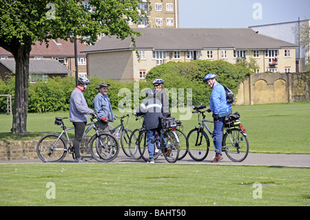 I ciclisti nel Parco Haggerston Hackney Londra Inghilterra REGNO UNITO Foto Stock