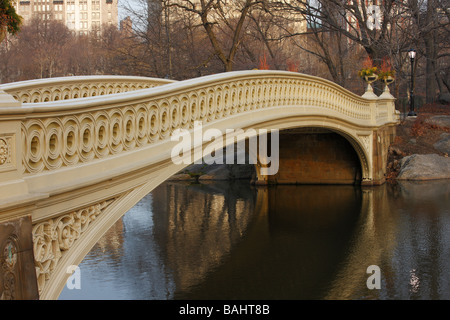 Ponte di prua a Central Park di New York su una giornata invernale Foto Stock