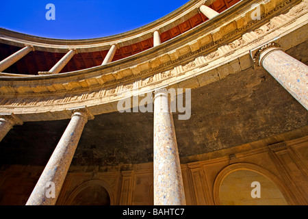 Colonne nella circolare del cortile di Palazzo di Carlo V (Palacio de Carlos V),l'Alhambra (Alhambra) Foto Stock