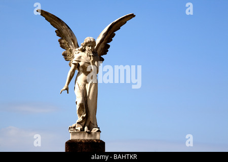 Angelo di pietra statua con un cielo blu sullo sfondo Foto Stock