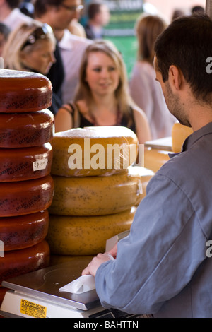 Venditore di formaggio al mercato di Borough, London SE1 Foto Stock