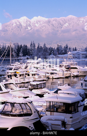 Nevicata sulla coperta di neve di barche in Marina a 'Coal Harbour' nel centro cittadino di 'West End' di Vancouver British Columbia Canada in inverno Foto Stock