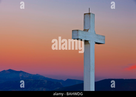 Gran croce bianca (Cruz del Castillo) al Castillo de Santa Catalina al tramonto,città di Jaen,Provincia di Jaen,Andalusia. Foto Stock