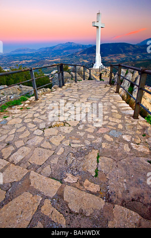 Gran croce bianca (Cruz del Castillo) al Castillo de Santa Catalina al tramonto,città di Jaen,Provincia di Jaen,Andalusia. Foto Stock