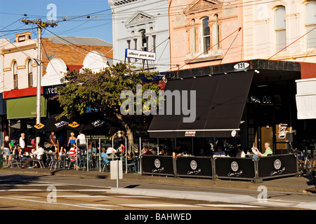 Melbourne cafes e ristoranti / Diners piace mangiare al fresco in località suburbana di Albert Park.Melbourne Australia. Foto Stock