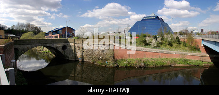 Inghilterra Cheshire Stockport Centro Storico Fiume Mersey Co Banca operativa panoramico piramide Foto Stock