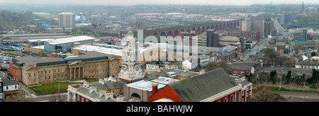 Inghilterra Cheshire Stockport Town Hall Wellington Road South A6 e centro città vista panoramica Foto Stock