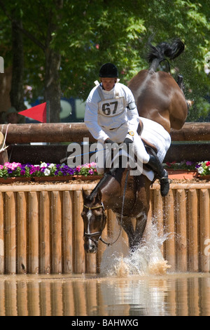 Cavaliere e cavallo di spruzzi di acqua attraverso il rischio durante il concorso nel 2004 Adelaide International Horse Trials Australia del Sud Foto Stock