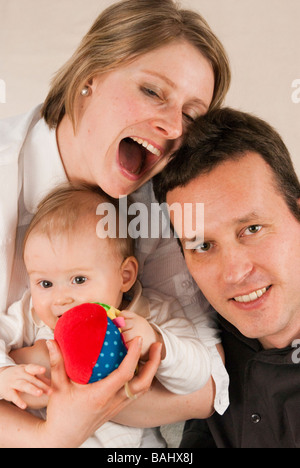 Ritratto di famiglia felice a giocare con il loro bambino Foto Stock