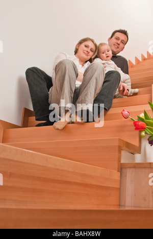 Famiglia seduto su una scala Foto Stock