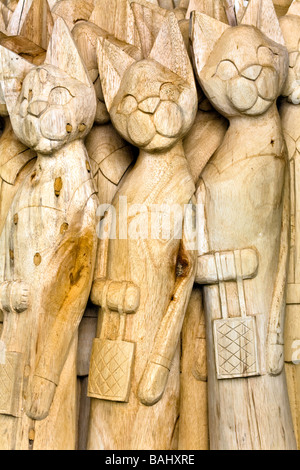 Indonesia Bali. Sculture in legno di gatti per il mercato di souvenir. Foto Stock