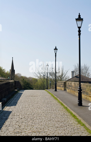 Ponte lastricato oltre il fiume Ribble in Preston Foto Stock