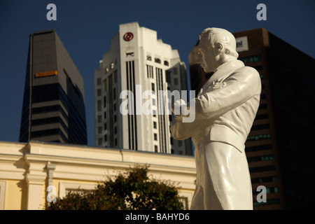 Thomas Stamford Raffles statua che si trova nella parte anteriore della skyline di Singapore Foto Stock
