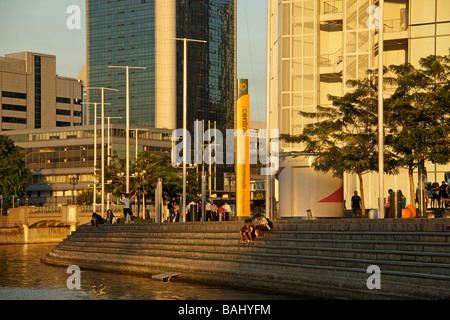 Il Boardwalk su Clarkes Quay Promenade Singapore Asia Foto Stock