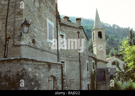 Vista di Castelvecchio di Rocca Barbena Provincia di Savona Italia Foto Stock