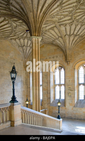 Oxford, Inghilterra, Regno Unito. Christ Church College. Ventilatore soffitto a volta (1638) al di sopra della scala (James Wyatt, 1805) alla sala da pranzo Foto Stock