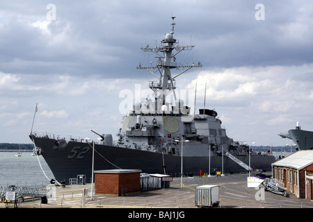 USS Barry, un Americal nave da guerra, ormeggiata a Portsmouth Royal Navy Dockyard in Aiugust 2008 Foto Stock