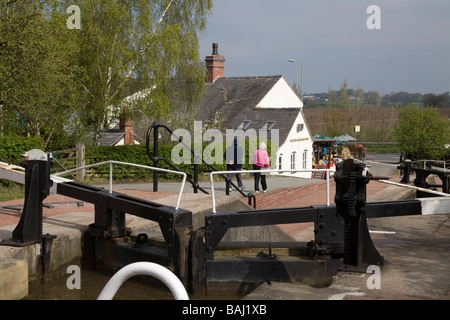 Grindley Brook Whitchurch Shropshire England Regno Unito Aprile un cafè al lato del Llangollen Canal con una scala di serrature Foto Stock