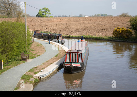 Grindley Brook Whitchurch Shropshire England Regno Unito aprile due narrowboats sul canale di Llangollen Foto Stock