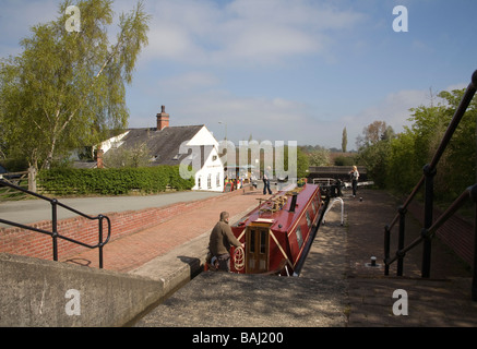 Grindley Brook Whitchurch Shropshire England Regno Unito aprile uomo in narrowboat in una serratura in attesa di vuoto a Llangollen Canal Foto Stock