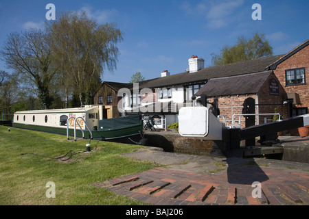 Willey Moor bloccare Cheshire England Regno Unito Aprile un narrowboat nella serratura del Llangollen Canal davanti al pubblico di casa Foto Stock