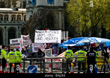 Sciopero della fame in cartellone il Tamil manifestazione a Londra. Foto Stock