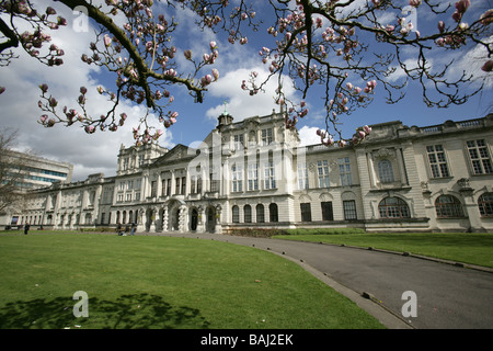 Città di Cardiff, nel Galles del Sud. Università di Cardiff Edificio principale entro il Cathays Park palazzo civico complesso al Museo Avenue. Foto Stock