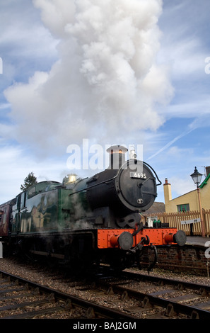 Treno a vapore sul West Somerset treno alla stazione di Williton Foto Stock
