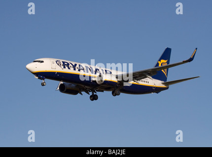 Aria economici viaggi e turismo di massa. Ryanair Boeing 737-800 jet aereo sull approccio finale contro un cielo blu chiaro Foto Stock