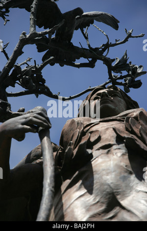 Città di Cardiff, nel Galles del Sud. L'alato statua della Pace sul Albert Toft scolpito South African War Memorial. Foto Stock