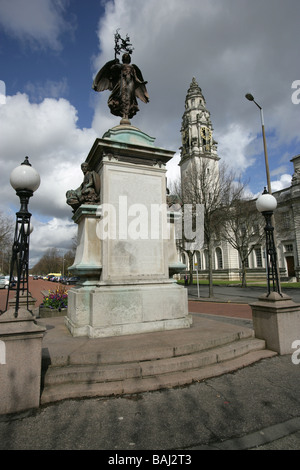 Città di Cardiff, nel Galles del Sud. L'Albert Toft scolpito South African War Memorial presso il re Edoardo VII Avenue. Foto Stock