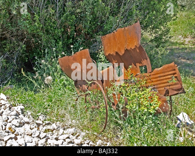 Vecchio arrugginito veicolo agricolo su un prato in Finisterre Bretagna Francia Foto Stock