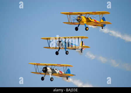 Un gruppo di 3 Stearman biplani in volo la formazione. Foto Stock