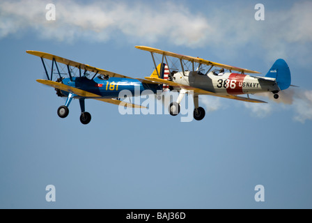 Una coppia di Stearman biplani in volo Foto Stock