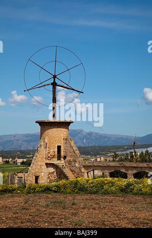 Pompa di mulino a vento in campi Mallorca Spagna Spain Foto Stock