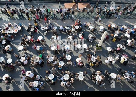 Occupato al bar sulla terrazza del Royal festival Hall Southbank London Regno Unito Foto Stock