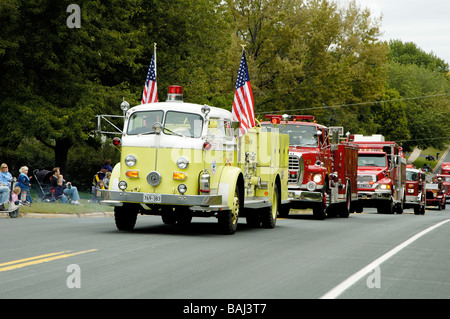 Un antico dei vigili del fuoco veicolo sul display durante un incendio muster parade Foto Stock