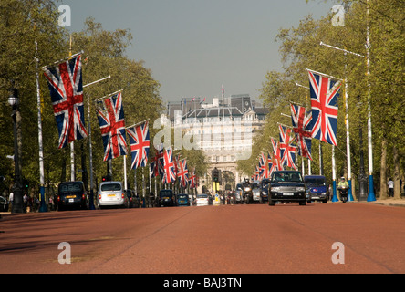 Il centro commerciale di Londra, decorata con Union Jack Flag, guardando verso Admiralty Arch Foto Stock