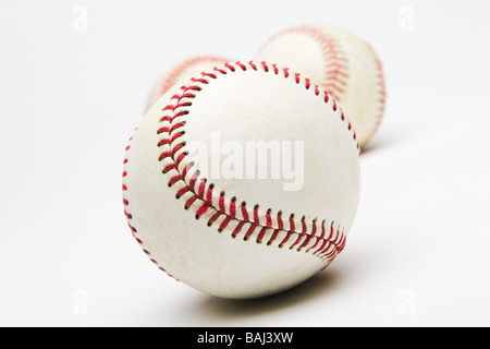Close-up di 3 leggermente usato baseballs contro uno sfondo bianco. Messa a fuoco selettiva sul baseball in primo piano. In una serie. Foto Stock