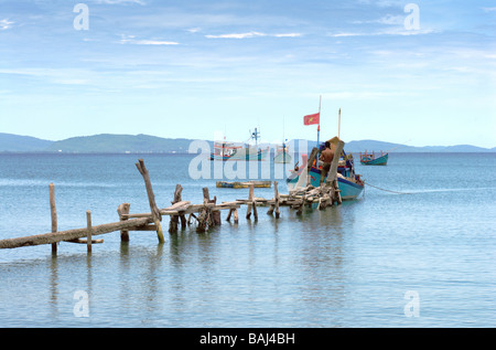 Fisherman incontra podplyvayuschy nave. Foto Stock