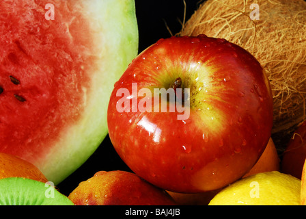 Colorato gruppo fresco di frutta per una dieta equilibrata sfondo nero guarda la mia galleria per più frutta e verdura fresca Foto Stock