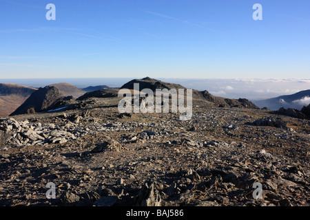 Una vista attraverso il pianoro della cima di Glyder Fawr al vertice della pila di rocce di Glyder Fach, Y Glyderau montagne, Snowdonia Foto Stock